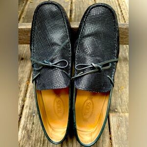 Tod’s Gomma loafers in dark blue.